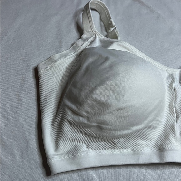 Warner’s White Bra - Picture 2 of 9